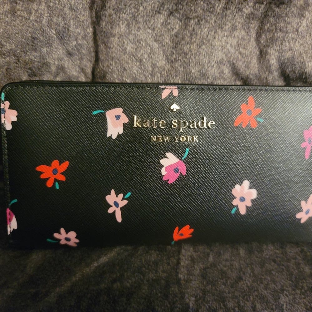 Kate Spade wallet like new color ditsy buds